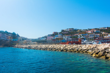 Fototapeta premium Vista dal mare della città di Ponza