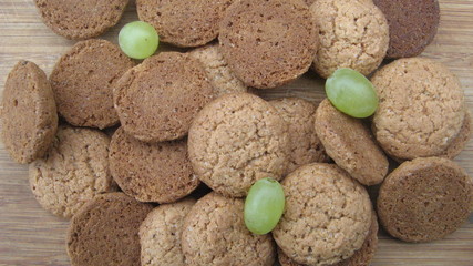Oatmeal cookies and grapes