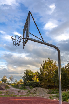 Basketballkorb aus Metall auf einem Basketball Spielfeld, von rechts