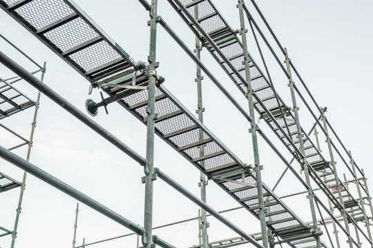 建設現場の足場　Construction site scaffolding