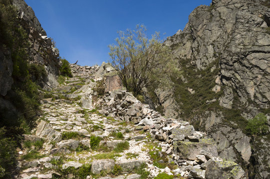 CAMINO EN EL DESFILADERO DE LOS ARRUDOS.PARQUE NATURAL DE REDES.CONCEJO DE CASO .ASTURIAS.ESPA&Ntilde;A