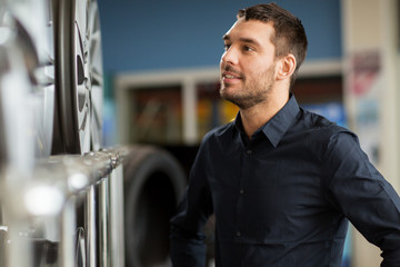 Obraz premium male customer choosing wheel rims at car service