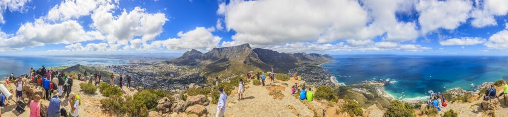Panoramaaufnahme vom Gipfel des Lion Head mit Blick auf Kapstadt sowie den Tafelberg und Camps Bay...
