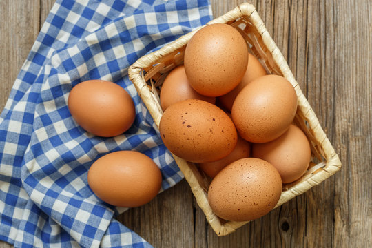 Sepet içinde organik yumurtalar