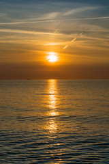 Obraz premium Sonnenuntergang über der Ostsee in Dierhagen inklusive Schiffsverkehr