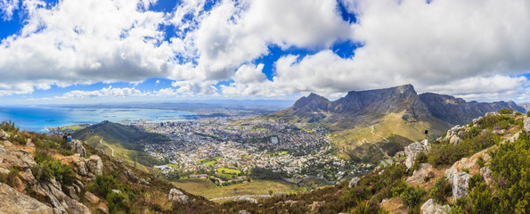 Panoramaaufnahme von Kapstadt und Tafelberg sowie Signal Hillaufgenommen vom Lions Head tagsüber...