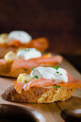 smoked salmon on toasted bread