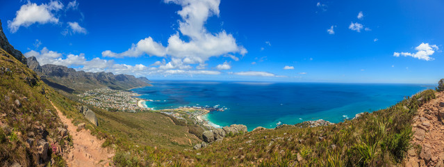 Panorama Aufnahme von Clifton Beach und Camps Bay vom Weg zum Gipfel des Lion Head fotografiert in...