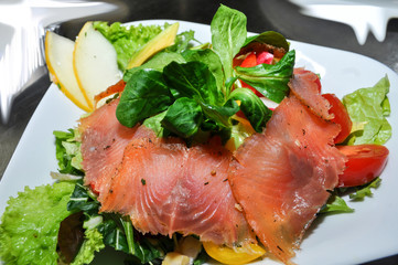 Fitness Teller: geräuchteter Lachs auf Salatbeet