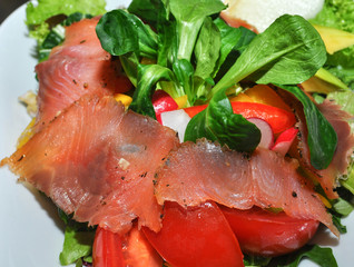 Fitness Teller: geräuchteter Lachs auf Salatbeet