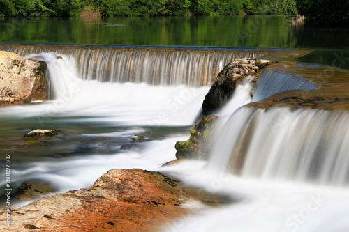 Eau filante de cascade