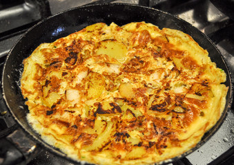 Zubereitung eines Omeletts mit Bratkartoffel 
