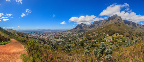 Panoramaaufnahme von Kapstadt und Tafelberg sowie Signal Hillaufgenommen vom Lions Head tagsüber...