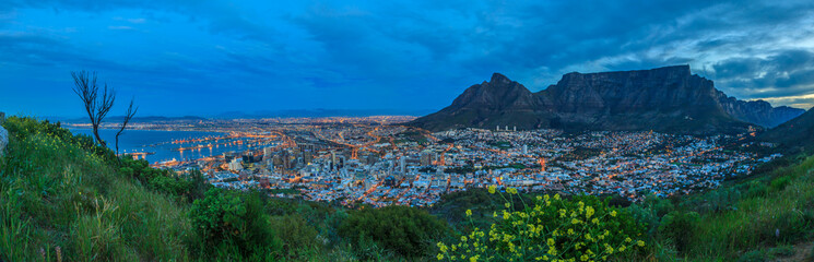 Panorama Aufnahme von Kapstadt mit Tafelberg vom Signal Hill in der Abenddämmerung mit...