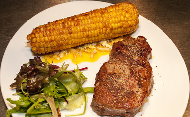 Schweinenackensteak mit gegrilltem Maiskolben und Salatgarnitur