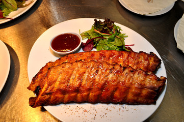 gegrillte Spareribs und Dip