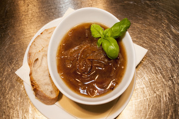 Zwiebelsuppe mit Basilikum