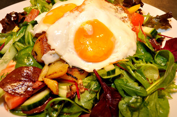 vegetarischer Salat mit Bratkartoffeln und Spiegeleiern