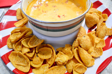 Chips mit Käse-Chilli Dip