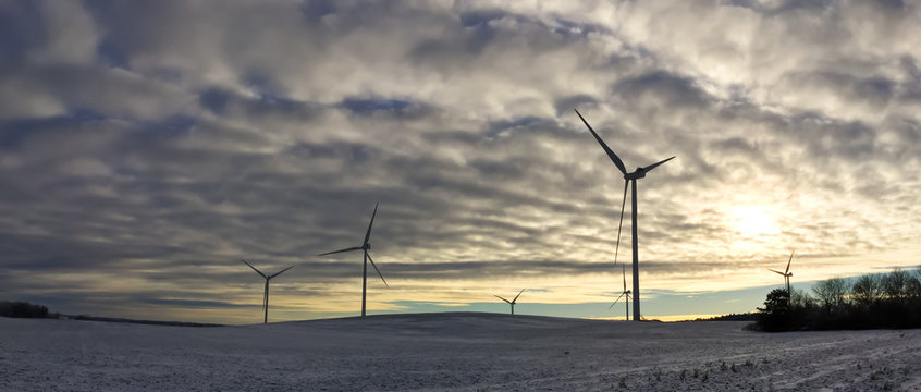 Soleil levant sur la colline aux &eacute;oliennes, mer de nuages