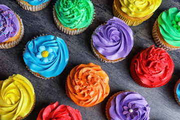 Obraz na płótnie Canvas Tasty colorful cupcakes on table