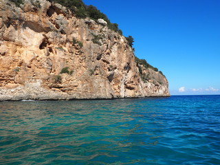 Eine Klippe am Meer