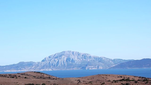 Vistas del Estrecho de  Gibraltar desde Espa&ntilde;a en la tarifa y vistas de las monta&ntilde;as de Marruecos al con los dos continentes Africa y Europa.