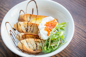 Scrambled eggs with fresh croutons on the plate