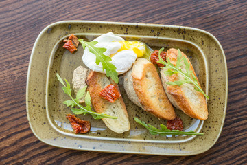 Scrambled eggs with fresh croutons on the plate