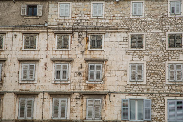 Fototapeta na wymiar Fenster von mediterranem altem Altstadtgebäude