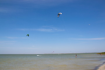 Kitesurfing on the sea, wallpapers for cell phones and tablets.