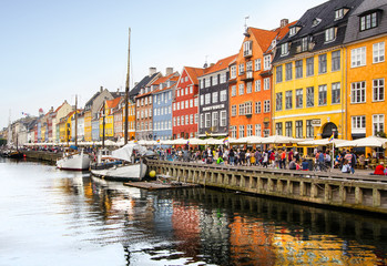 Naklejka na ściany i meble Nyhavn, der Hafen der dänischen Hauptstadt Kopenhagen und eine der wichtigsten Sehenswürdigkeiten der Stadt.