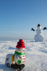 Obraz premium New year snowman in pilot hat and glasses.