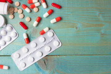 Many medicines and tablets are scattered on the table