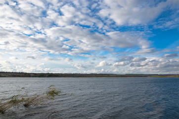 Fototapeta na wymiar cloudy sky above the water