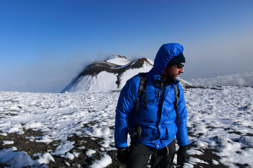 Alpinista in montagna sull' Etna d'inverno - Sicilia © Etna ·REC Attivo