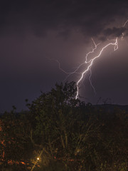 Aufnahme von Gewitterblitzen am Nachthimmel über dem Krüger Nationalpark fotografiert in Südafrika im September 2013