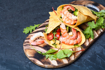 Salad with shrimp,tomatoes and arugula