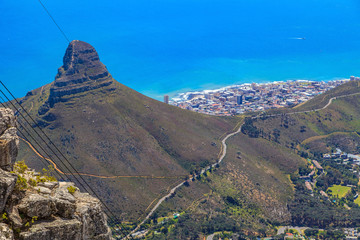 Aufnahme des Lion Head in Kapstadt vom Tafelberg tagsüber fotografiert bei gutem Wetter mit...