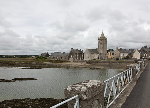 Le pont aux treize arches &agrave; Portbail.