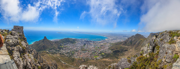 Fototapeta na wymiar Panorama Aufnahme von Kapstadt vom Gipfel des Tafelberges tagsüber bei blauem Himmel mit Wolkenschleiern fotografiert in Südafrika im September 2013