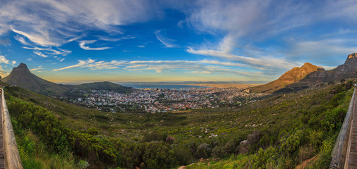 Panorama von Kapstadt von der Talstation der Seilbahn auf den Tafelberg