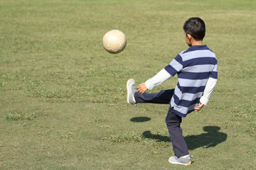 サッカーボールを蹴る小学生(2年生)
