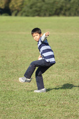 Fototapeta premium キャッチボールをする小学生(2年生)
