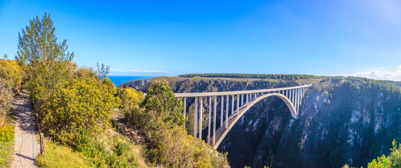 Aufnahme der Bloukrans Bridge im Tsitsikama Nationalpark in Südafrika bei blauem Himmel tagsüber...