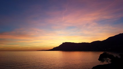 Magnifique coucher de soleil avec reflet sur la mer