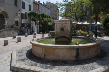 Corsica, 29/08/2017: lo skyline e i vicoli di San Fiorenzo, villaggio di pescatori sulla costa ovest dell'Alta Corsica chiamato la Saint-Tropez corsa, con vista della fontana di piazza Doria