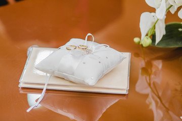 wedding flowers bride bouquet and rings