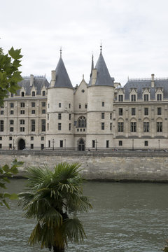 Tours du palais de la Cité de Paris