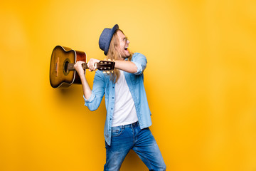 Screaming stylish guitarist can't write new songs anymore, he lost his inspiration, he is going to break the guitar